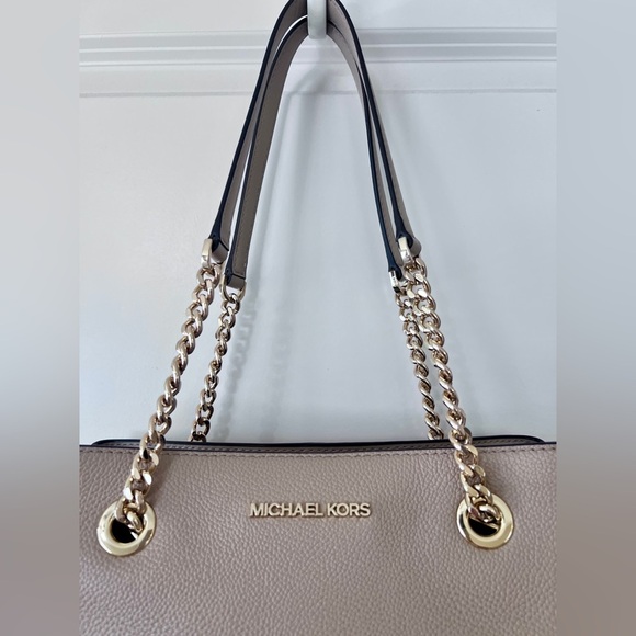Michael Kors Teagan Beige Pebble Leather Shoulder Bag with Gold Chain Straps - Picture 4 of 13